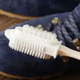 Brosse à double face pour nettoyer le nubuck. Une question courante est : peut-on graisser du nubuck ? Non, le nubuck se brosse.