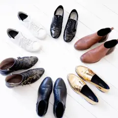 Un assortiment de chaussures pour tous les styles : baskets blanches, bottines cloutées, mocassins dorés, bottines noires, derbies vernies et bottines en cuir marron. Une collection de chaussures à avoir absolument.