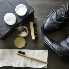 Comment cirer des chaussures sans cirage : des pots de baume, une brosse et un chiffon pour lustrer vos chaussures noires.