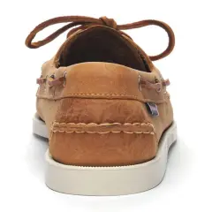 Mocassin en cuir crazy horse, lacets marron, coutures apparentes, semelle blanche.