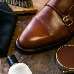 Pour savoir s'il faut imperméabiliser les chaussures en cuir, regardez ces produits de soin : cirage, crème et chiffon.