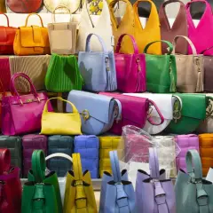 Un arc-en-ciel de sacs à main colorés, du vert émeraude au rose vif, offrant la couleur de sac à main qui va avec tout.