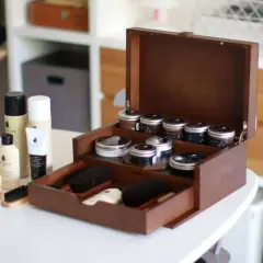 Coffret en bois pour l'entretien du cuir, avec crèmes, brosses et sprays. Idéal pour savoir comment nettoyer un blouson en cuir.