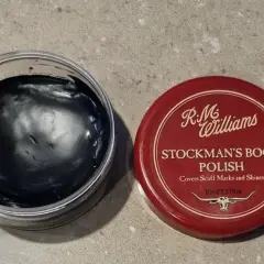 Un pot de cirage sec R.M. Williams Stockman's Boot Polish, noir, prêt à redonner vie à vos bottes.