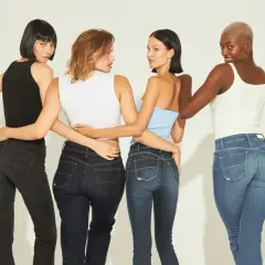 Quatre femmes portent des jeans. Le jean morphologie 8 met en valeur leurs silhouettes.