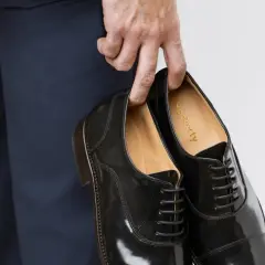 Quelle chaussure pour un mariage homme ? Une paire de Richelieu noirs brillants, parfaites pour un look élégant.