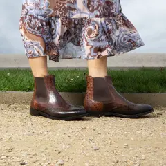 Bottines marron en cuir embossé, style croco et cuir perforé. La définition du cuir embossé est ici illustrée par ces magnifiques chaussures.