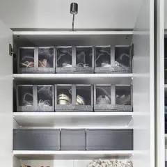 Comment ranger ses chaussures avec les boîtes : des paniers en tissu gris transparent permettent de voir le contenu et de garder vos chaussures organisées dans une armoire.