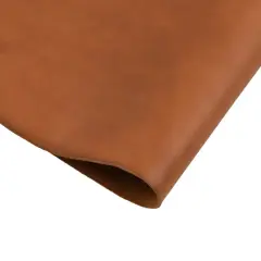Un morceau de cuir tannage végétal, souple et d'une belle couleur noisette, prêt à être transformé en objet artisanal.