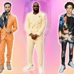 Trois hommes posent. L'un porte un costume beige et des baskets blanches.