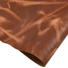 Un morceau de cuir pull up brun, avec des reflets et des marques naturelles, prêt à être transformé.