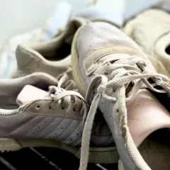 Des baskets beiges un peu usées, prêtes pour un nettoyage. Apprenez comment nettoyer ses chaussures pour leur redonner vie.