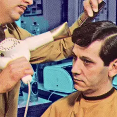 Coiffeur utilisant un sèche-cheveux pour **retendre du cuir** sur la coiffure d'un client.