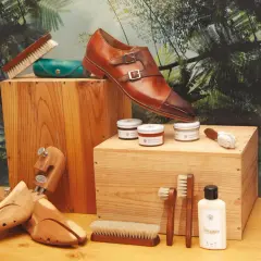Un soulier élégant, des formes à chaussures, des cirages et brosses : tout pour savoir pourquoi cirer ses chaussures et les garder impeccables.