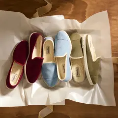 Chaussures d'intérieur confortables en matière suède, de couleur bordeaux, bleu ciel et kaki, doublées de sherpa.