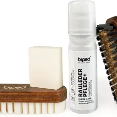 Kit d'entretien pour chaussures en nubuck : brosse en bois, éponge et spray de soin incolore pour un aspect animal préservé.