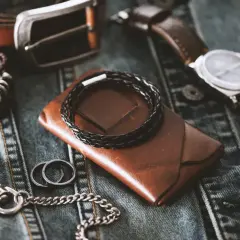 Accessoires en cuir : montre, ceinture, portefeuille, bracelets et bague. Apprenez comment nettoyer un bracelet en cuir pour le garder comme neuf.