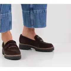 Une tenue décontractée avec un jean et une élégante chaussure marron homme en daim.