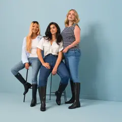Trois femmes montrent comment porter des bottines avec un jean, un style polyvalent pour toutes les occasions.