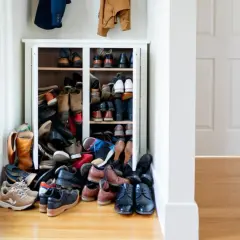 Un placard débordant de chaussures, montrant comment ranger des chaussures dans un placard pour un maximum d'espace.