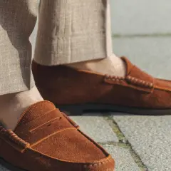 Des mocassins en cuir suédé, c'est quoi ? Une élégance décontractée pour un style estival.