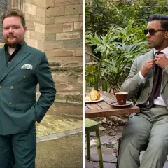 Deux hommes portent un costume vert. L'un, à gauche, est devant une église. L'autre, à droite, est assis à une table de café.