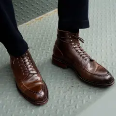 Bottes marron en cuir Horween, lacées, sur un sol métallique.
