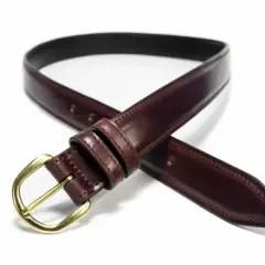 Ceinture élégante en cuir cordovan bordeaux avec boucle dorée, un accessoire intemporel pour parfaire votre tenue.