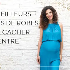 Une femme enceinte porte une robe bleue fluide, idéale pour savoir comment s'habiller quand on a du ventre.