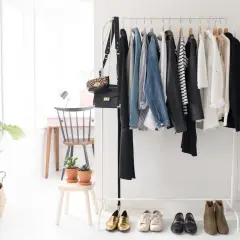 Pour refaire sa garde-robe, par quoi commencer ? Un portant rempli de vêtements chics, sacs et chaussures, prêt à inspirer.
