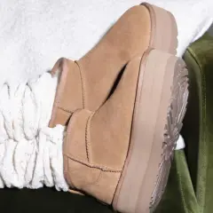 Bottes en daim confortables, parfaites pour une journée pluvieuse.