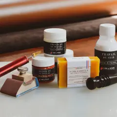 Outils pour travailler le cuir : teinture, cire d'abeille, résine de finition et un bloc pour poncer du cuir.