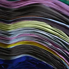 Pile de feuilles de cuir pleine fleur aux couleurs vives, formant des vagues douces.