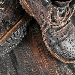 Bottes en cuir marron mouillées, prêtes à sécher rapidement.
