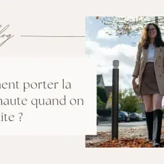Une jeune femme montre comment porter des bottes hautes quand on est petite, avec un blazer et une jupe.