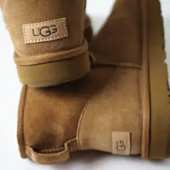 Une tenue confortable avec des bottes UGG camel. La douceur du daim et la couleur chaude évoquent le bien-être.