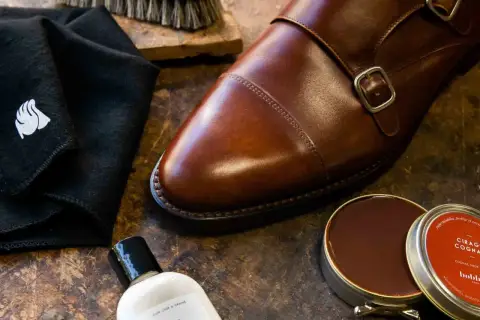 Pour savoir s'il faut imperméabiliser les chaussures en cuir, regardez ces produits de soin : cirage, crème et chiffon.