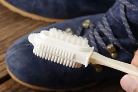 Brosse à double face pour nettoyer le nubuck. Une question courante est : peut-on graisser du nubuck ? Non, le nubuck se brosse.