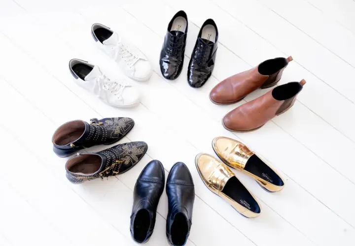 Un assortiment de chaussures pour tous les styles : baskets blanches, bottines cloutées, mocassins dorés, bottines noires, derbies vernies et bottines en cuir marron. Une collection de chaussures à avoir absolument.