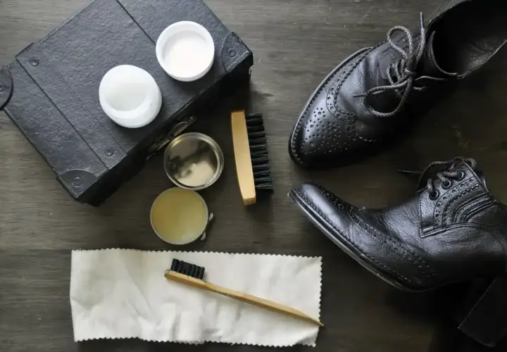Comment cirer des chaussures sans cirage : des pots de baume, une brosse et un chiffon pour lustrer vos chaussures noires.