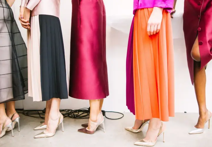Des robes fluides et plissées, aux couleurs vives et pastel, sont associées à des escarpins élégants. Quelle chaussure avec une robe ? Les talons aiguilles dorés et argentés complètent ces tenues.