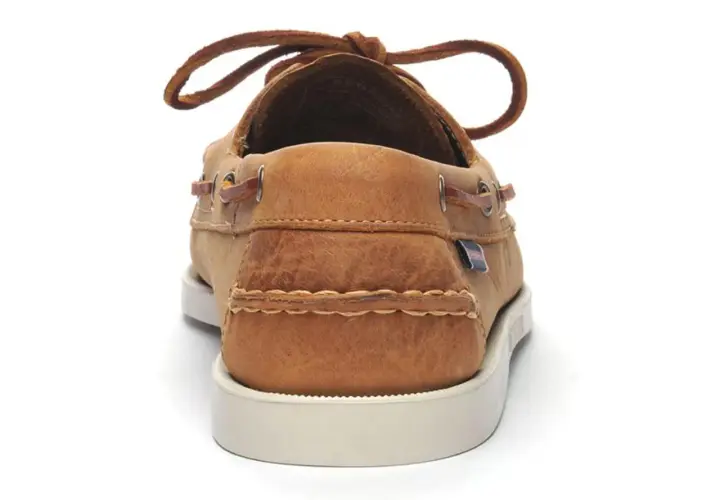 Mocassin en cuir crazy horse, lacets marron, coutures apparentes, semelle blanche.