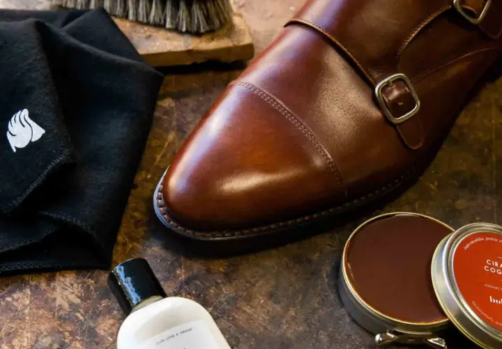 Pour savoir s'il faut imperméabiliser les chaussures en cuir, regardez ces produits de soin : cirage, crème et chiffon.