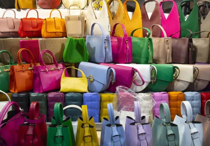 Un arc-en-ciel de sacs à main colorés, du vert émeraude au rose vif, offrant la couleur de sac à main qui va avec tout.