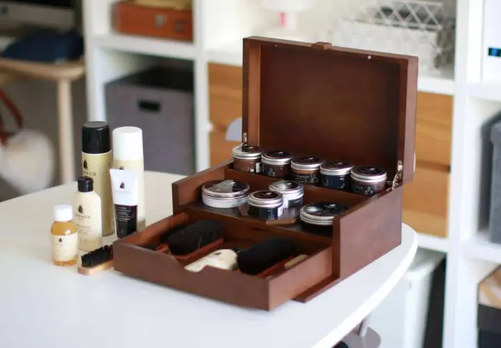 Coffret en bois pour l'entretien du cuir, avec crèmes, brosses et sprays. Idéal pour savoir comment nettoyer un blouson en cuir.