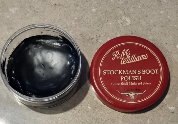 Un pot de cirage sec R.M. Williams Stockman's Boot Polish, noir, prêt à redonner vie à vos bottes.