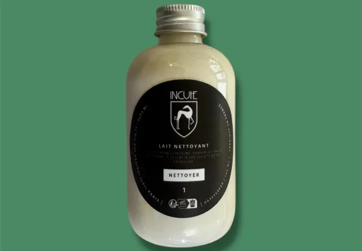 Lait nettoyant pour le cuir, une formule douce pour nettoyer et nourrir vos articles en cuir.