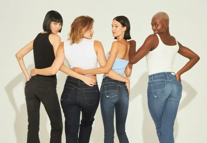 Quatre femmes portent des jeans. Le jean morphologie 8 met en valeur leurs silhouettes.