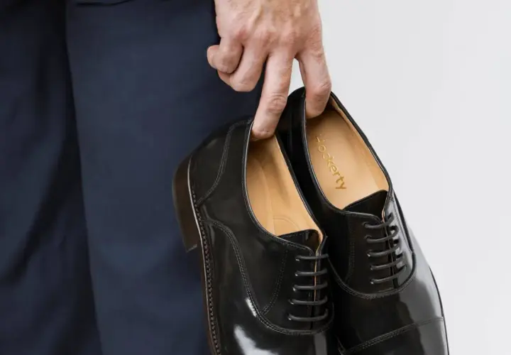 Quelle chaussure pour un mariage homme ? Une paire de Richelieu noirs brillants, parfaites pour un look élégant.