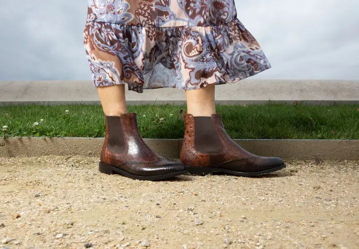 Bottines marron en cuir embossé, style croco et cuir perforé. La définition du cuir embossé est ici illustrée par ces magnifiques chaussures.